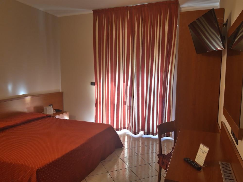 Hotel Ceretto Busca Exteriör bild