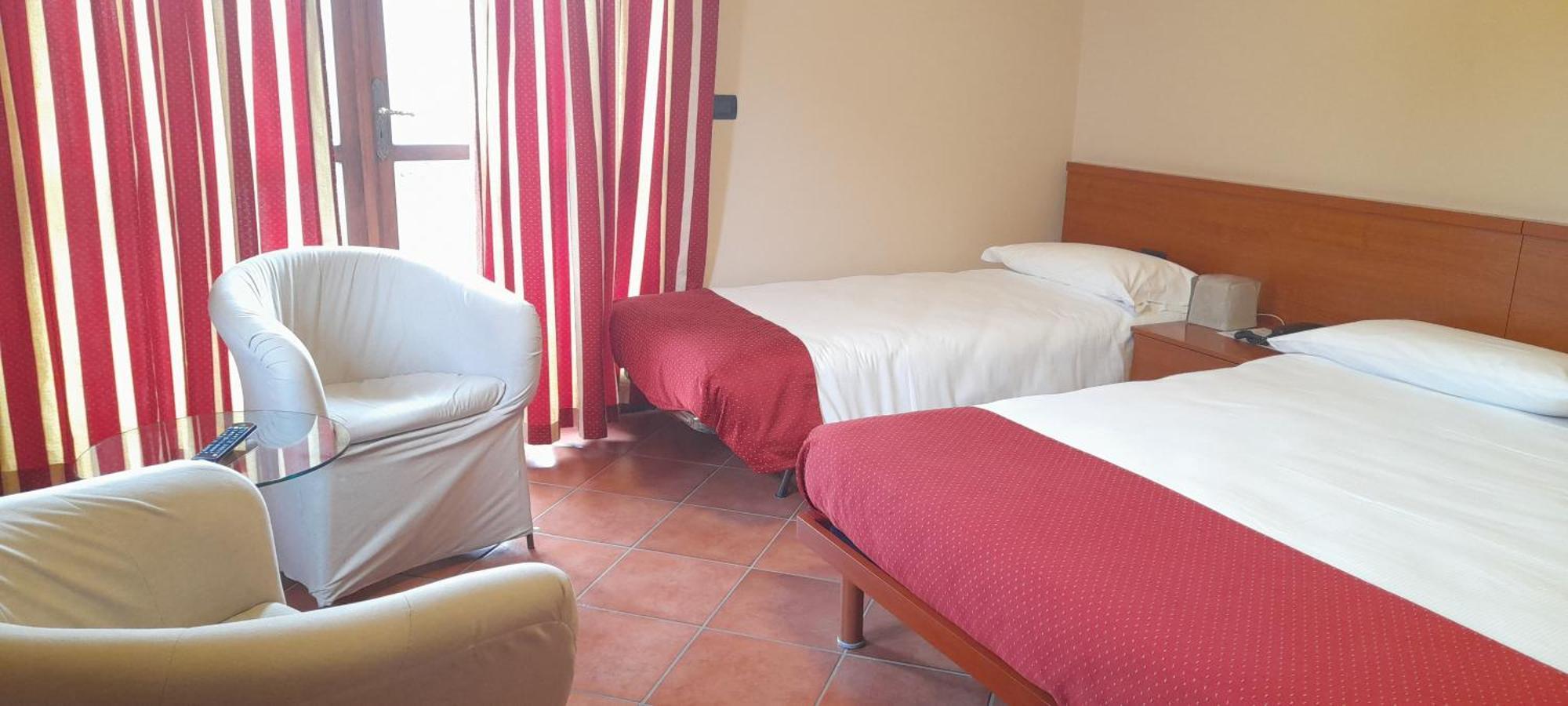 Hotel Ceretto Busca Exteriör bild