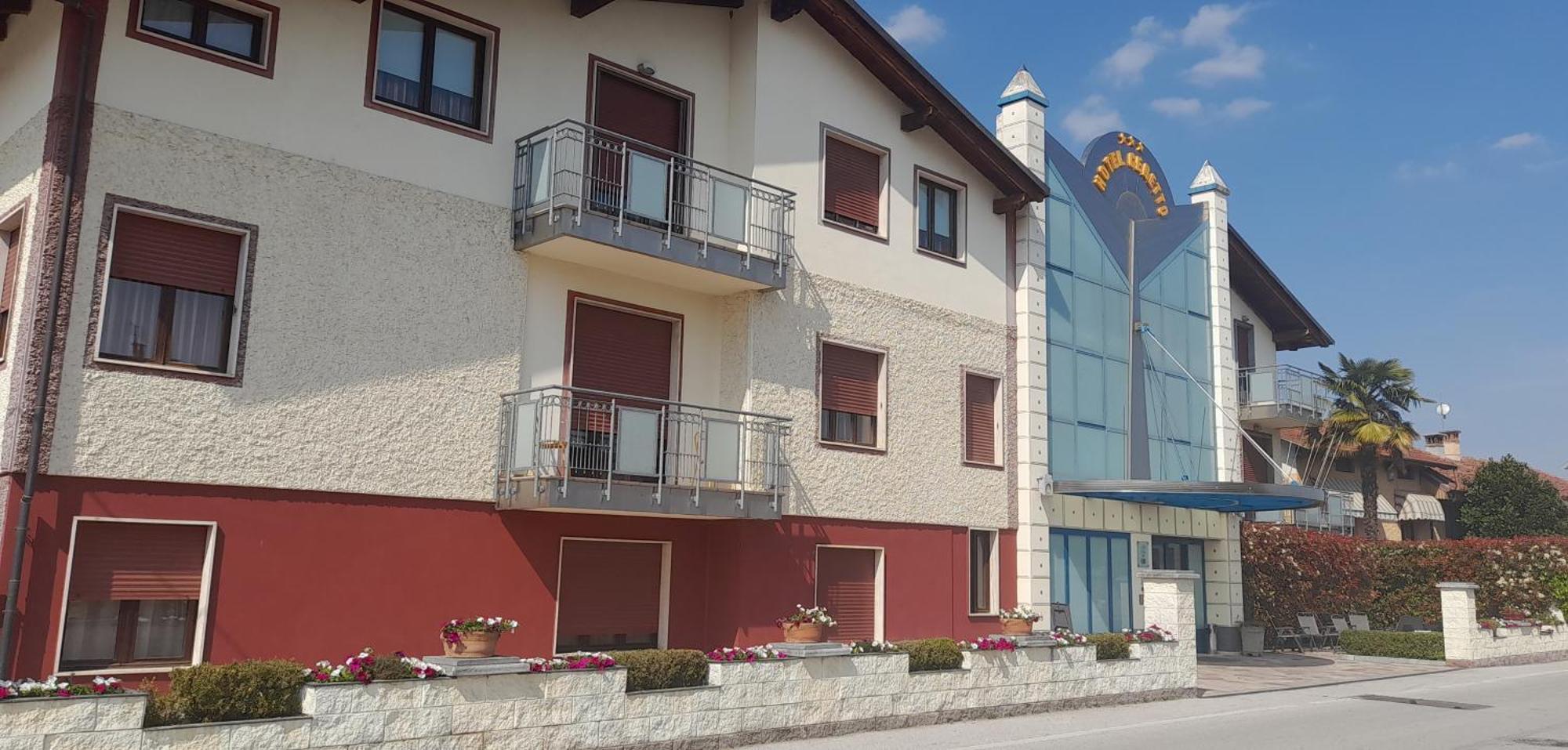 Hotel Ceretto Busca Exteriör bild