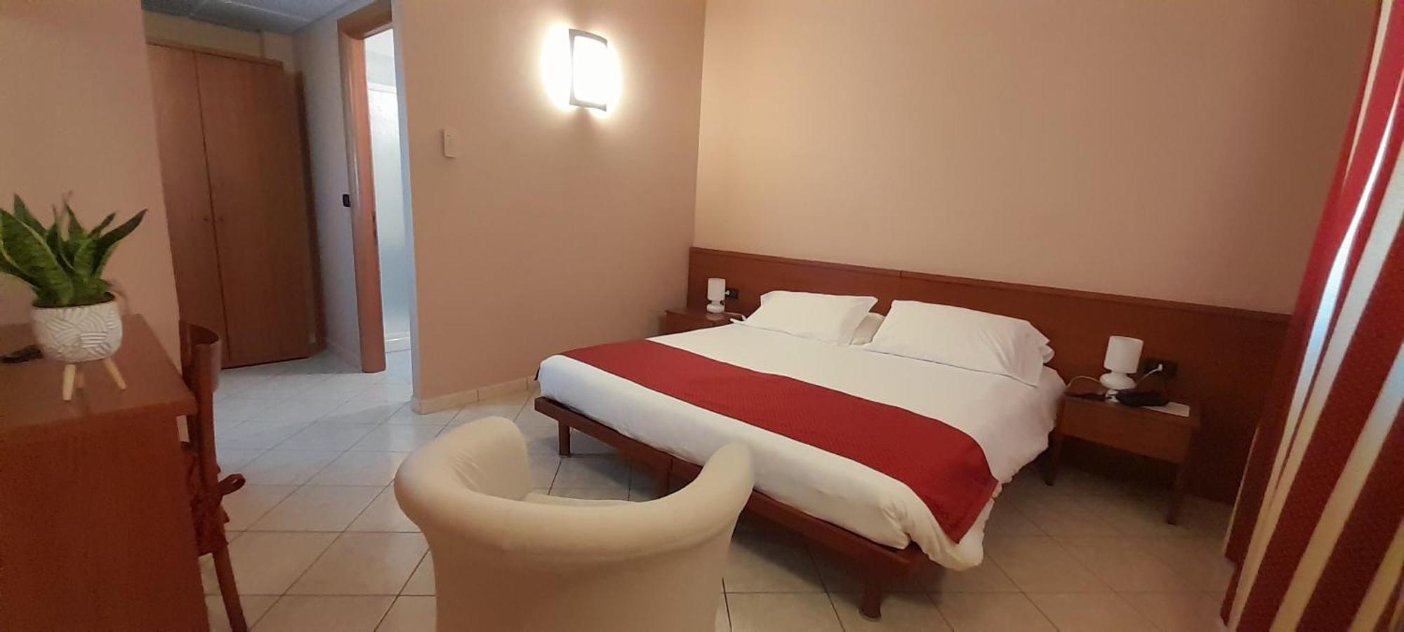 Hotel Ceretto Busca Exteriör bild
