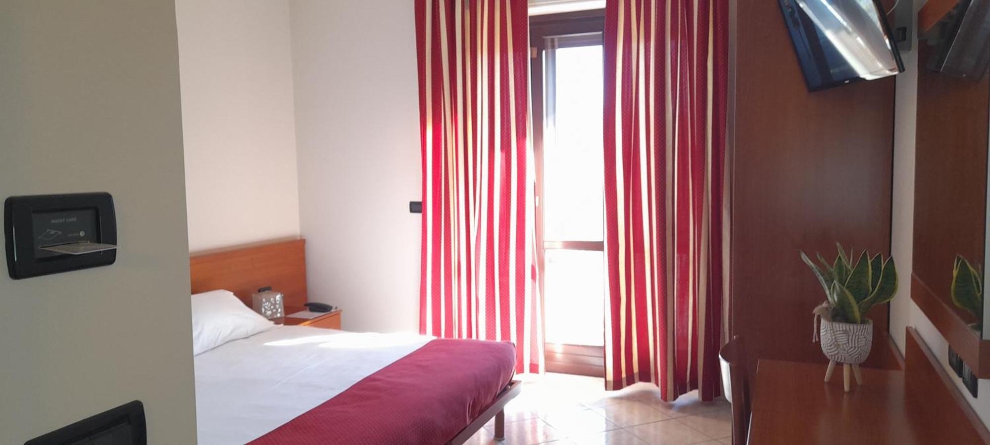 Hotel Ceretto Busca Exteriör bild