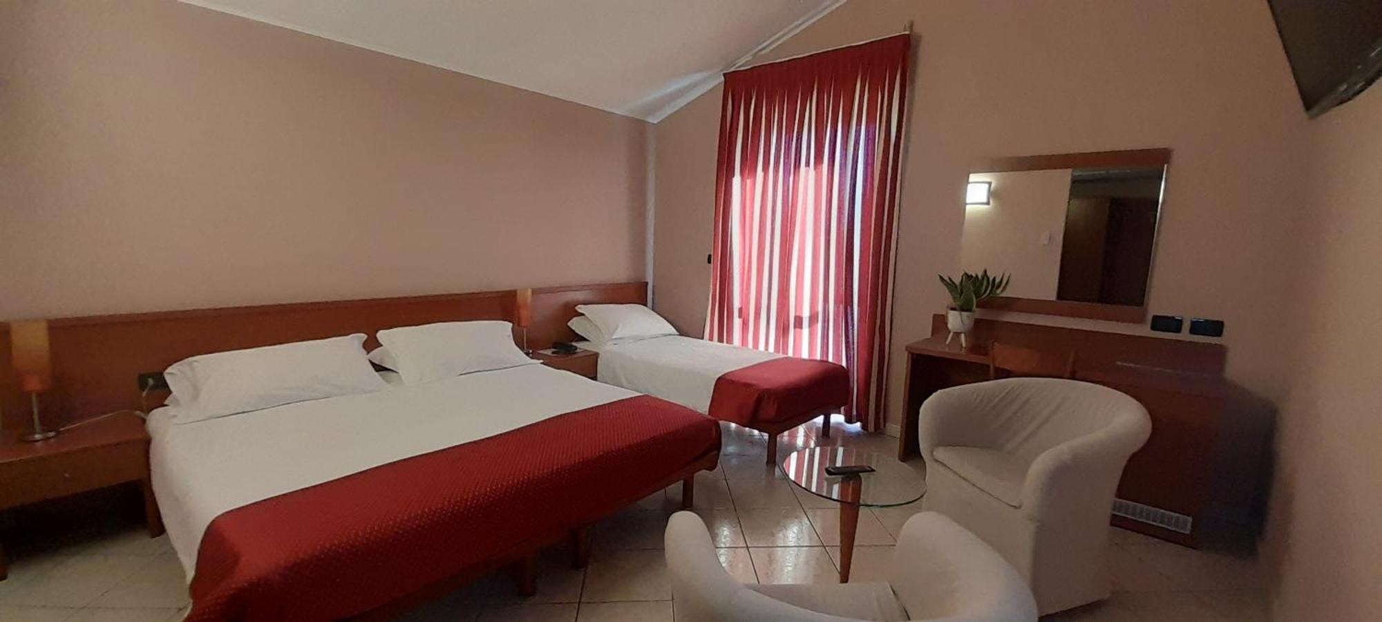 Hotel Ceretto Busca Exteriör bild