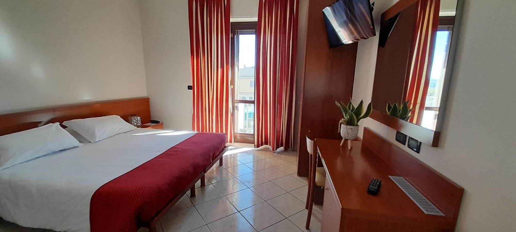 Hotel Ceretto Busca Exteriör bild