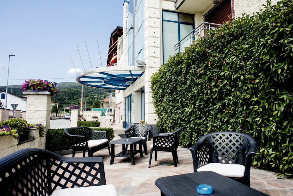 Hotel Ceretto Busca Exteriör bild