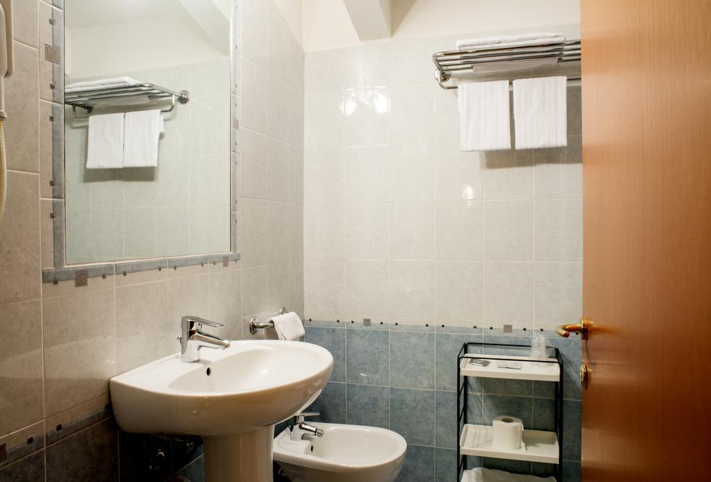Hotel Ceretto Busca Exteriör bild